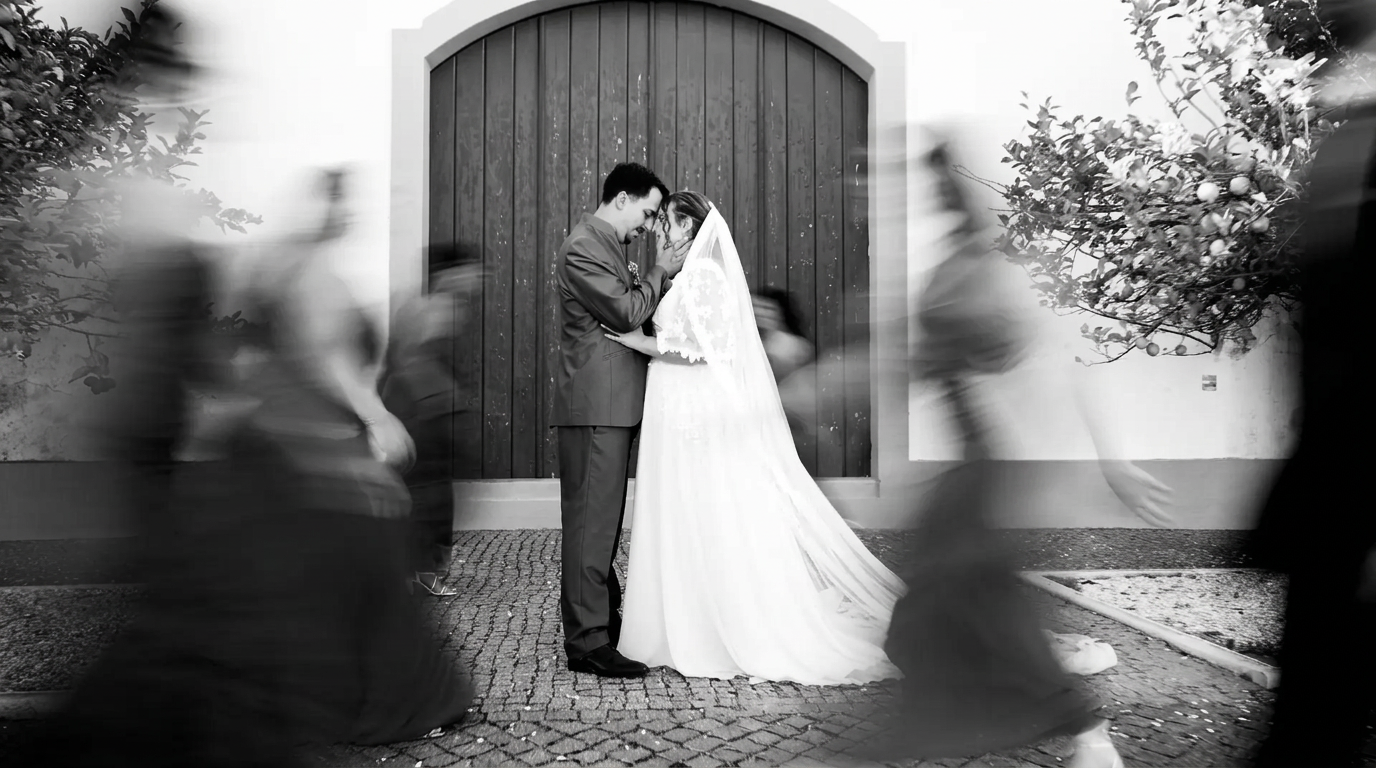 Casal num cenário natural durante uma sessão de casamento em Portugal
